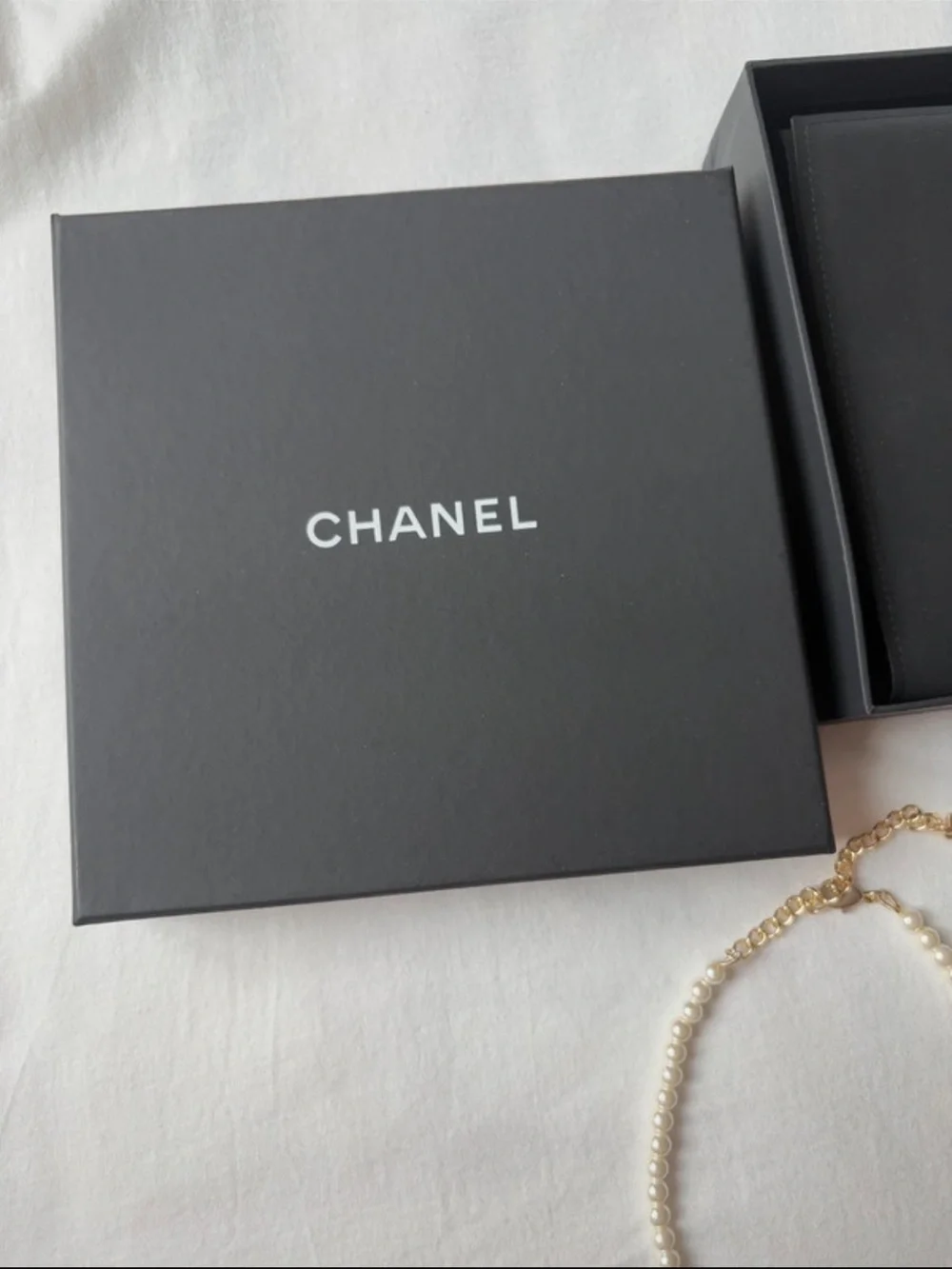 CHANEL Pearl & Gold pleated Chain Necklace with pink heart gems 💗 - new with box